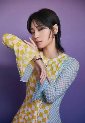 周笔畅真够潮的穿白衬衣配蓝长裙也能凹出个性耳饰项链是亮点