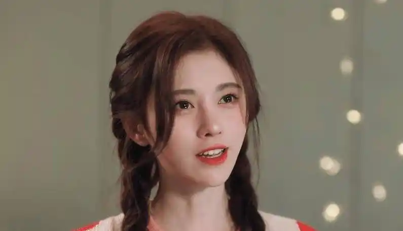 原创鞠婧祎素颜录节目当镜头切换到在场的男嘉宾这表情是认真的