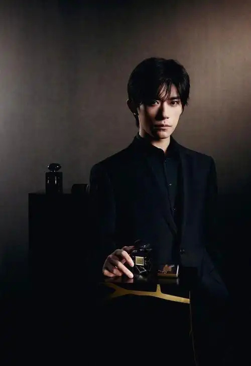 240118易烊千玺黑衣演绎霸气与青春的完美碰撞令网友尖叫