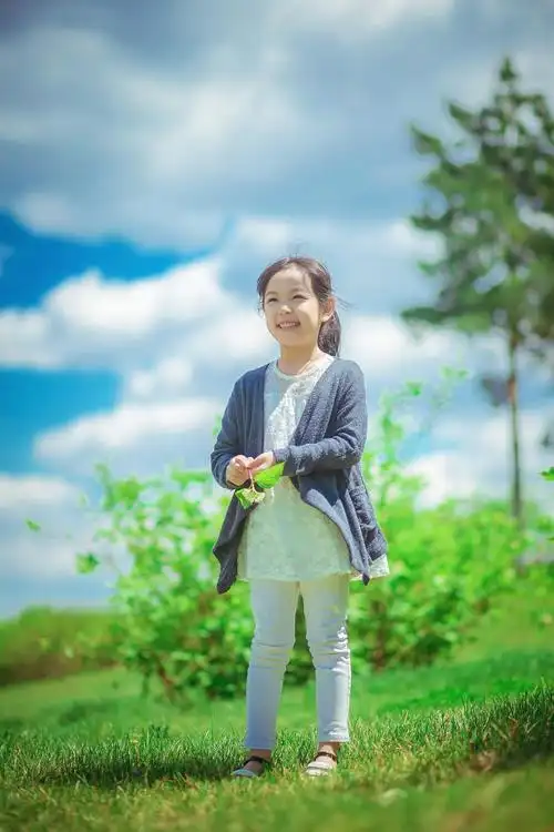 摄影 笑起来迷人的小女孩一个孩子的天真笑颜,犹如天空中云彩般的灿烂