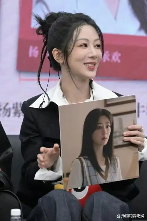 扫楼活动这一晚杨紫气质太惊艳小辫子发型看着很俏皮