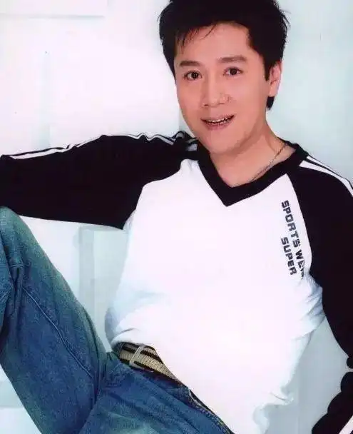 内幕揭露:蔡国庆年轻时照片曝光,眉清目秀,和女生一样水灵,只是嘴有点