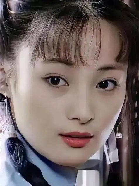 蒋勤勤是一位有着天生美人胚子的女星,她的五官精致饱满,不需要瓜子脸