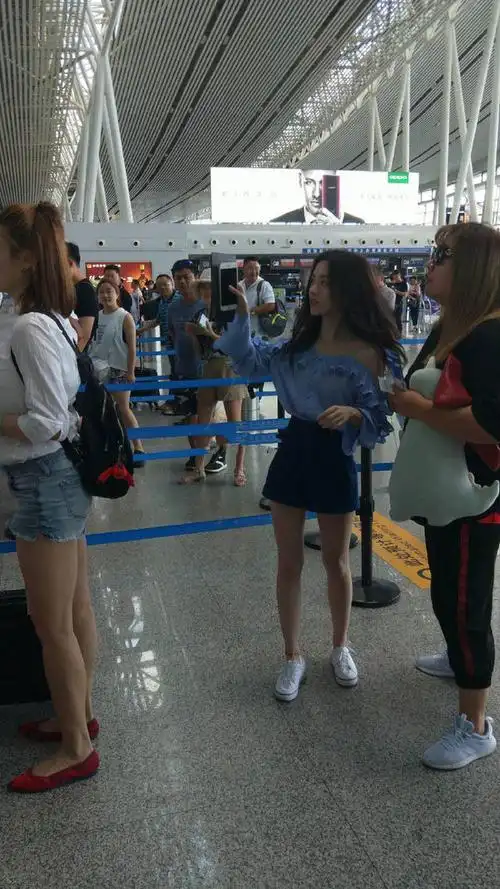 鞠婧祎现身机场,路人镜头下暴露了真实颜值,网友:比例