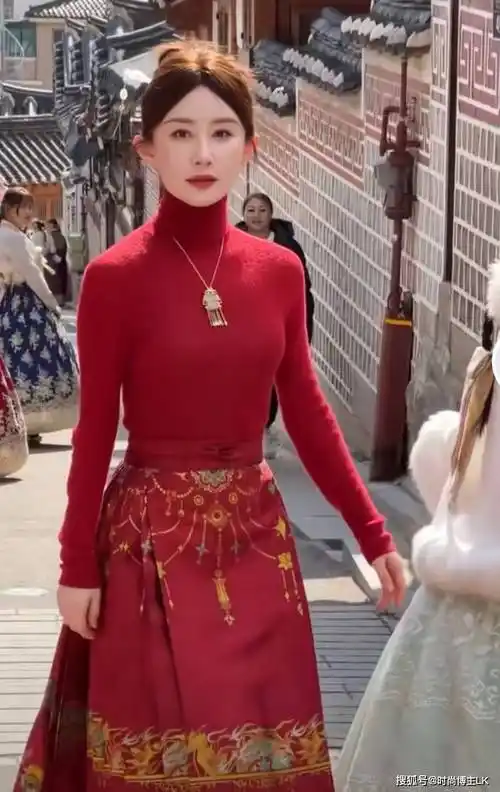 舒畅在韩国街头穿红色马面裙,气质状态在线,这波文化输出赢麻了_整体