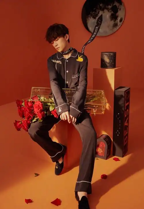 易烊千玺 捧着玫瑰花的小王子