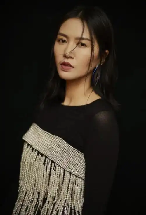 回顾:娶了摇滚女神谭维维,生下一儿一女,陈亦飞的生活幸福吗?