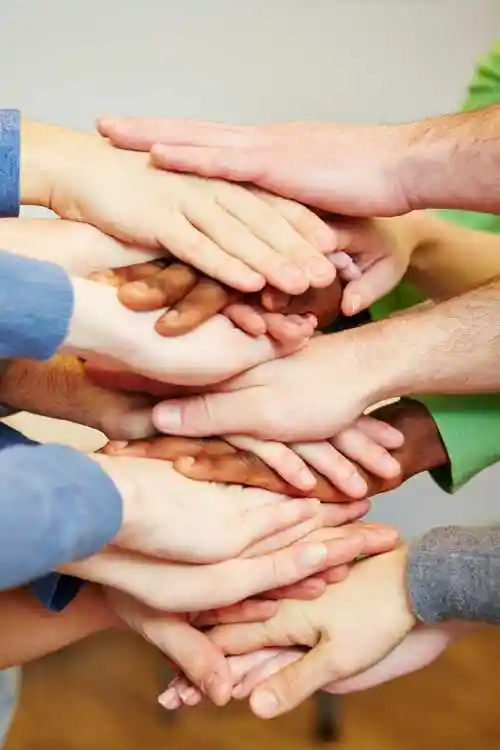 伸出双手交叠在一起的团队