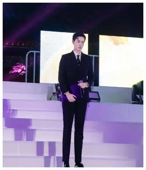 原创胡一天挑战非主流紫色夹克190cm身高活活穿成短款羡慕了