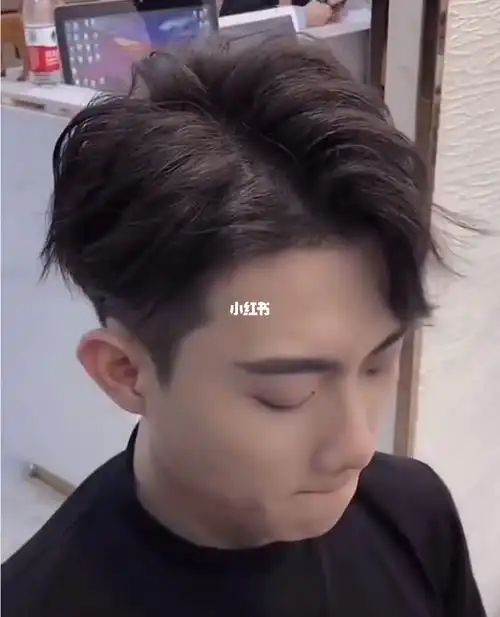 男生三七分发型温州理发店男士发型教程男士的发型有很多,选择适合