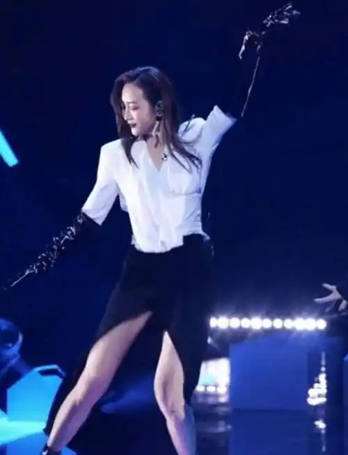 原创王鸥穿时尚裙热舞身材发福腿部肌肉明显终于相信她快奔四了