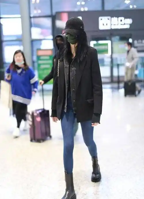 原创关晓彤大冷天机场炫腹小背心穿了个露腰款真是美丽冻人