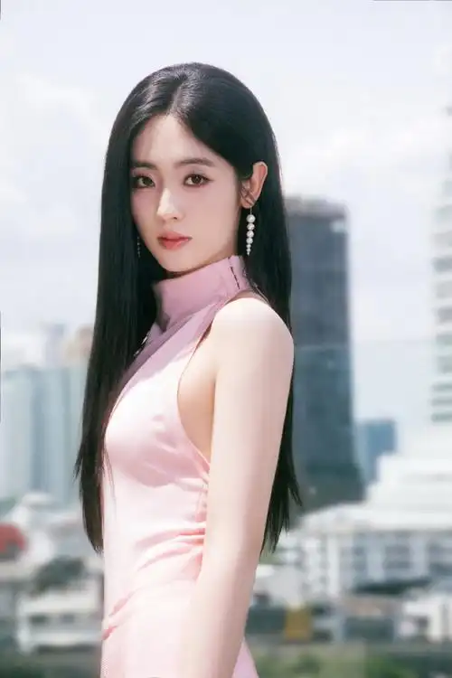 邢菲挂脖粉裙##邢菲桃粉长裙