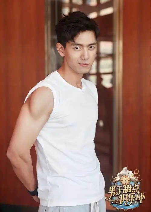 李现的好身材是公认的,之前在《河神》就多次秀腹肌,185公分,74公斤的