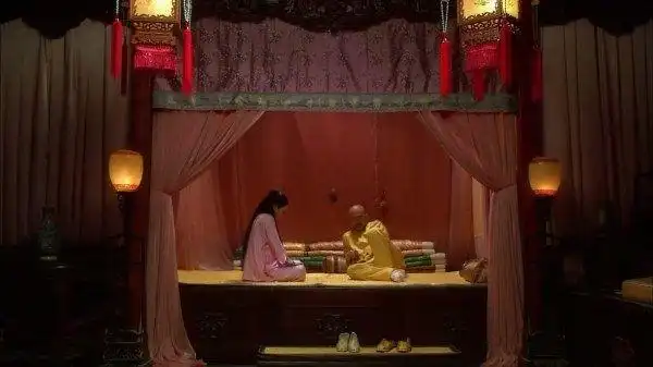 每次皇上到了安陵容的寝宫,她都帮助皇上脱下龙袍,帮皇上按摩,尽显