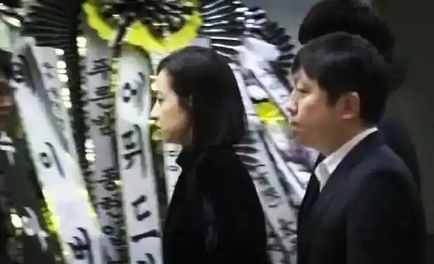 崔雪莉葬礼现场宋茜一身黑衣穿过祭奠花圈送好友最后一程