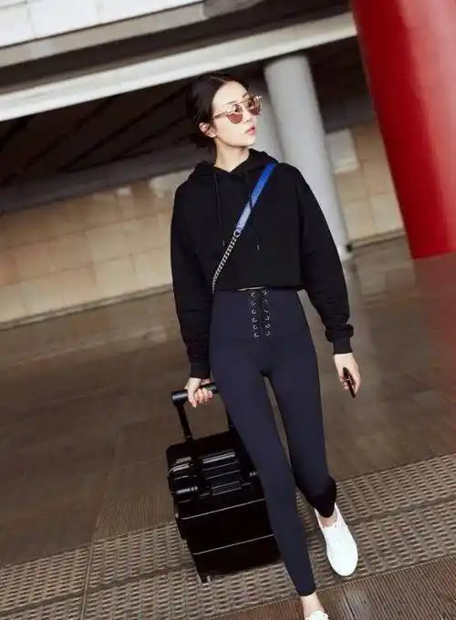 李溪芮挑战打底裤外穿,84斤的腿也太细了,生图也"抗打"_造型_身材