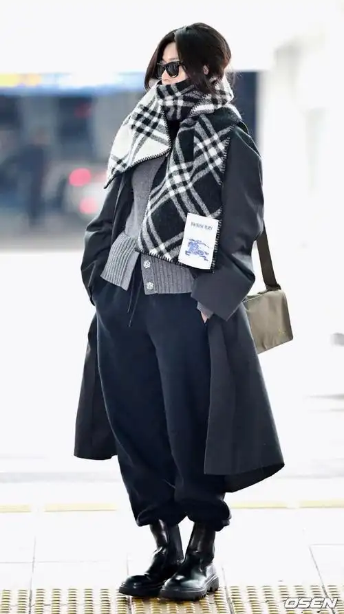 全智贤今日仁川机场街拍,受邀出席伦敦秋冬大秀的她,用一袭