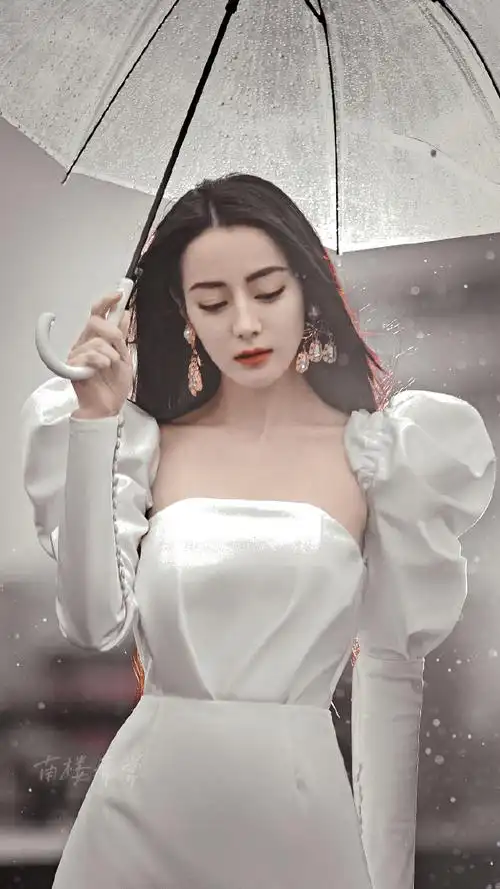 迪丽热巴雨中撑伞氛围感大片