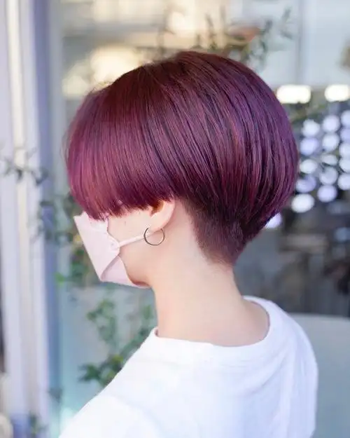 短发当中比较利落的一种,从后脖发际线向上推一推,让整个头型看着也