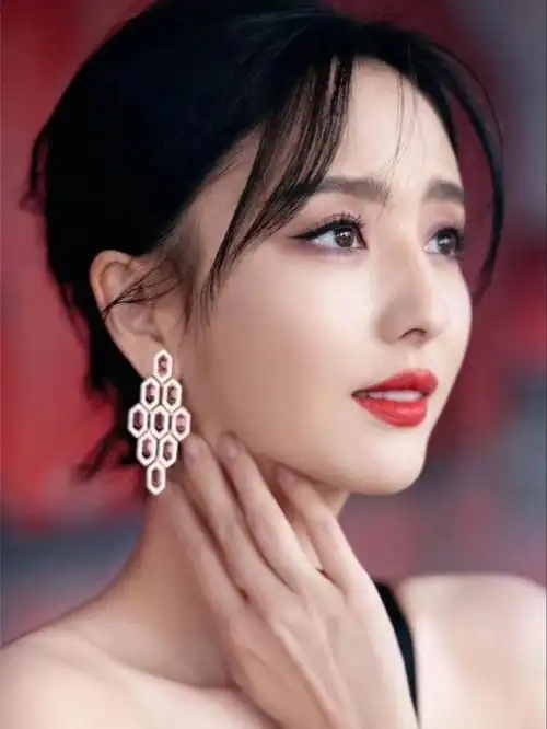 高颅顶塑造饱满圆润的头型;眼神流转,气质温柔婉约#佟丽娅  #金鹰节