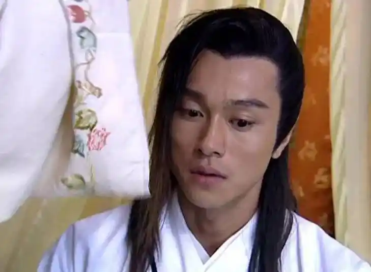 黄浩然神似张国荣俊美的长相和少有的高贵气质以及淡淡的忧郁气质