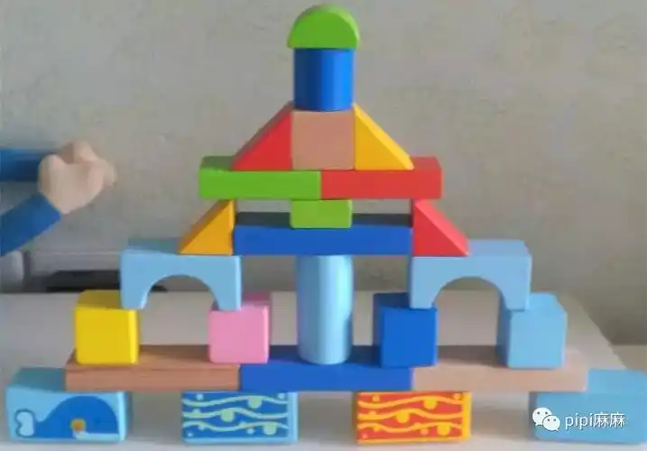 用拱桥做个门搭个小桥积木是培养孩子逻辑思维的好道具,最简单的可以