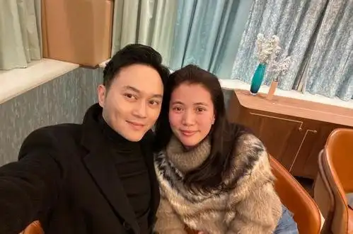 49岁袁咏仪与老公合照竟会面红心跳!19年婚姻太美满胜似小情侣