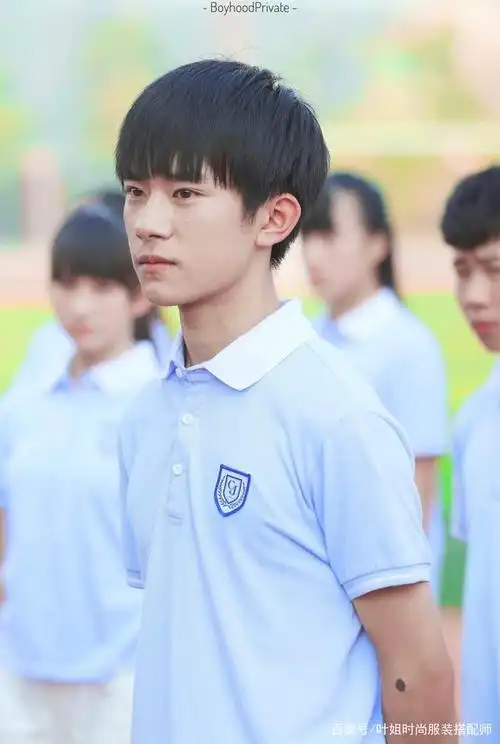 易烊千玺从青涩少年褪变成翩翩青年,校园的青涩照帅到爆