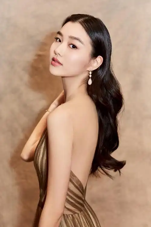 陈瑜佩戴boucheron宝诗龙珠宝亮相凤凰网时尚之选颁奖盛典_凤凰网时尚