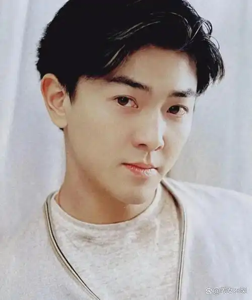 郑伊健演唱会穿裙子引热议,网友:当不了扛把子也不能当老妈子