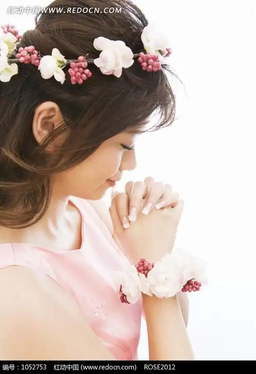 戴着花环低头许愿的美女