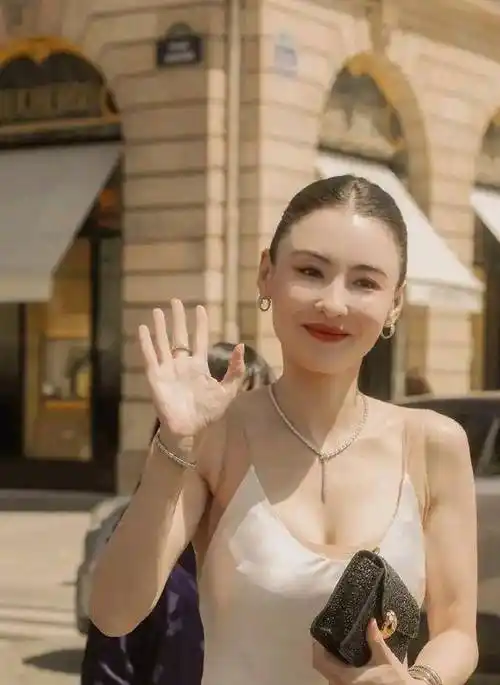 深v露背长裙太惊艳,43岁张柏芝太瘦了,和吴磊同框没有年龄差_网友