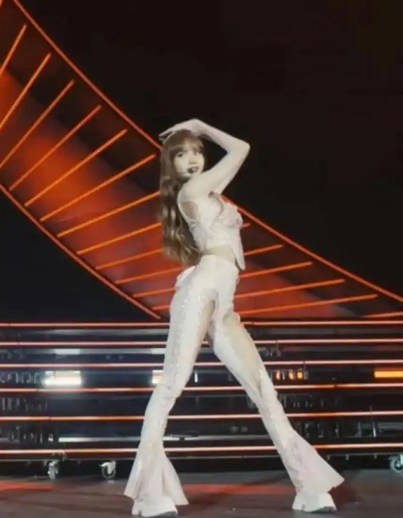 lisa的腿好惊人,这腿真是又长又直还发光!绝了!怎么会有这么惊人的腿?