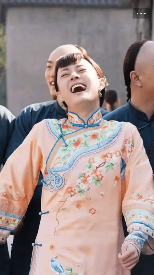 孙俪新戏杀青照曝光仰头大笑扮鬼脸,网友这样调侃