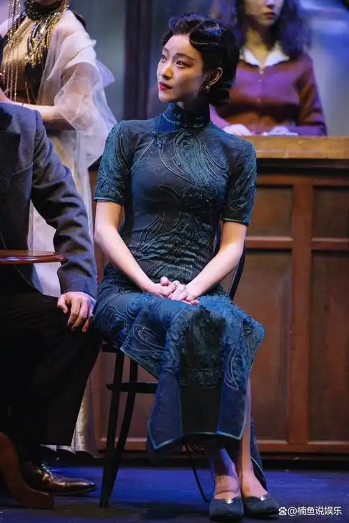 被倪妮的旗袍美到了,一颦一笑风情万种,梦回《金陵十三钗》