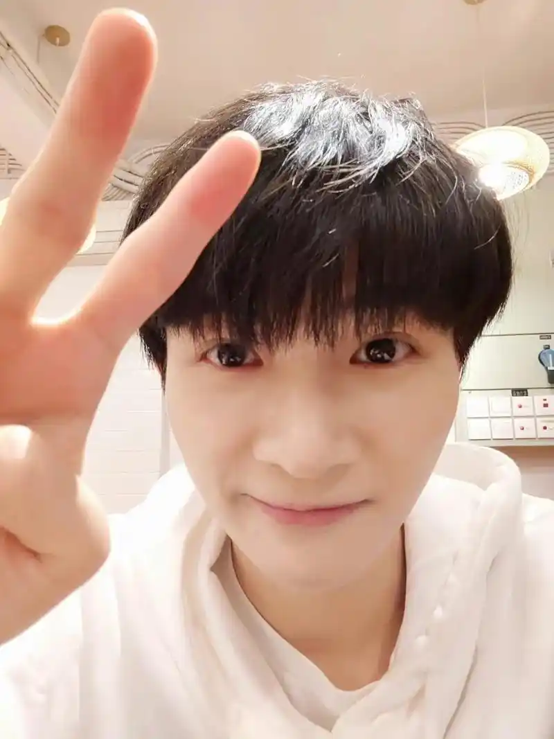 小孩长大了,照片越来越成熟 #周深 - 抖音