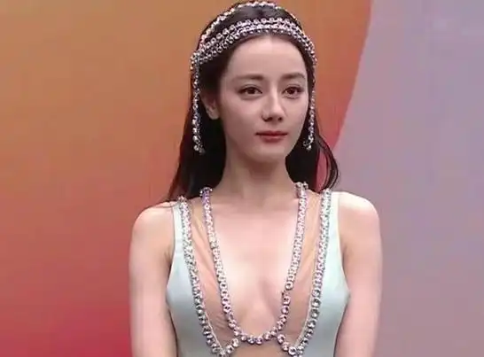 露胸都露到肚脐眼了还忸怩作态尽显不自在她被吐槽究竟冤不冤