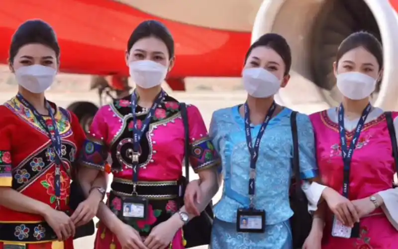 祥鹏航空少数民族空姐乘务制服与传统服饰的绝美反差