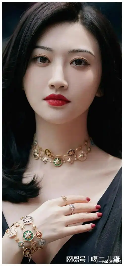 最美大学生的光环出道,1988年出生于陕西省西安市,她是百年一遇的仙女