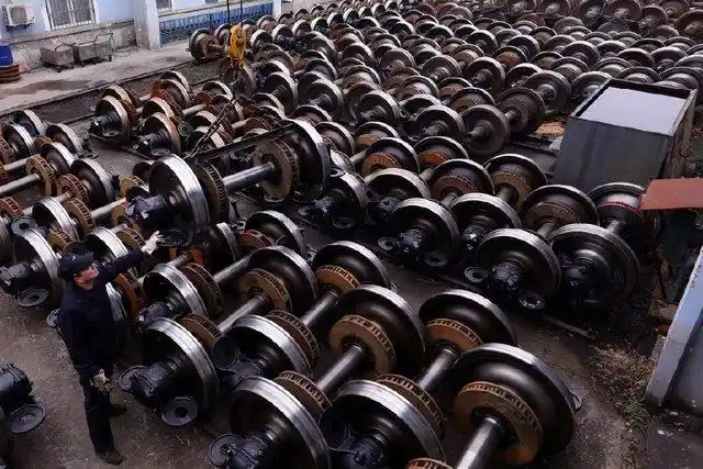 春运列车"修脚师":原来强硬无比的火车轮子需要这样呵护