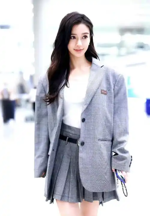 杨颖现身机场身穿格纹西装搭配百褶裙,时尚又减龄!_造型_女孩_身材