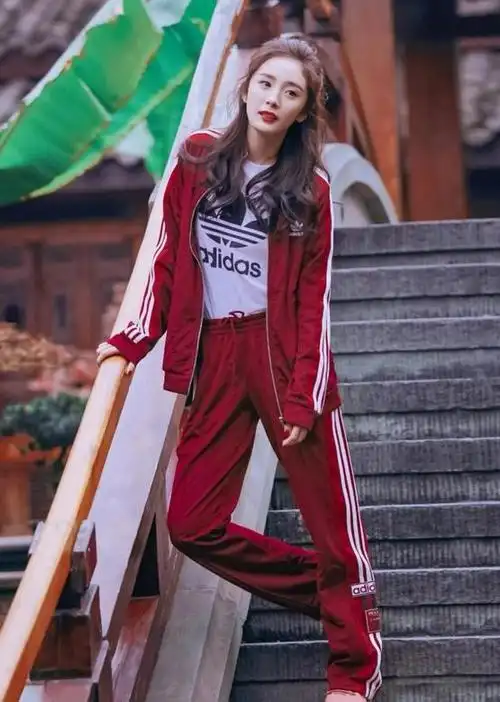 运动装也是夏天女孩子很喜欢的一种单品了,舒适又清爽,而杨幂这次选择