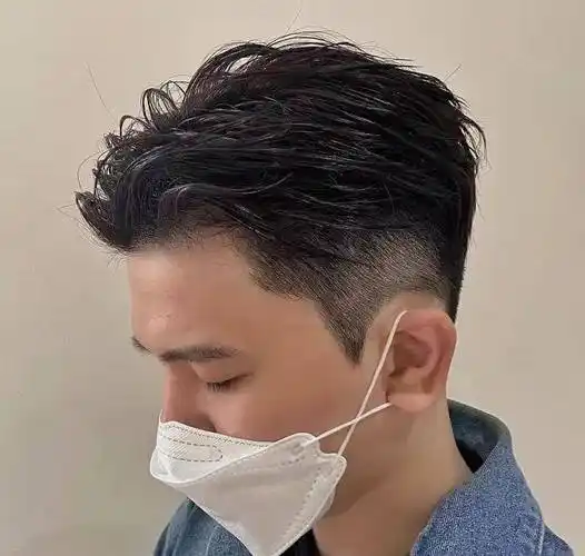 男生的背头发型,也是20岁左右男生值得去尝试的一款轻熟发型.