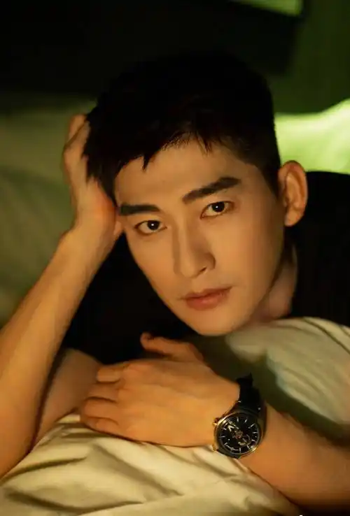 张翰新_泳衣_照片