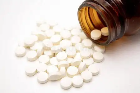 维生素胶囊药丸药片男人带着大药丸药片维生素c片药丸从瓶子里溢出