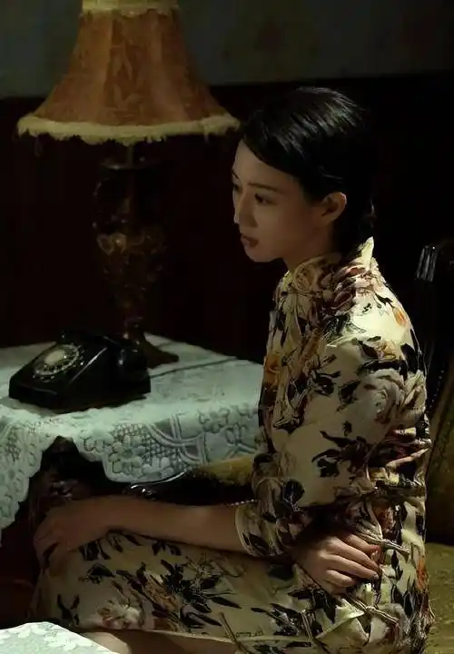 张钧甯穿旗袍秀身材,印花旗袍韵味十足,清纯优雅_气质