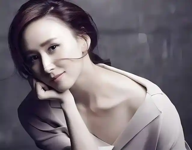 胡静写真全网惊艳,灵动女神范十足,曼妙身材惊叹众人,完美无瑕引发