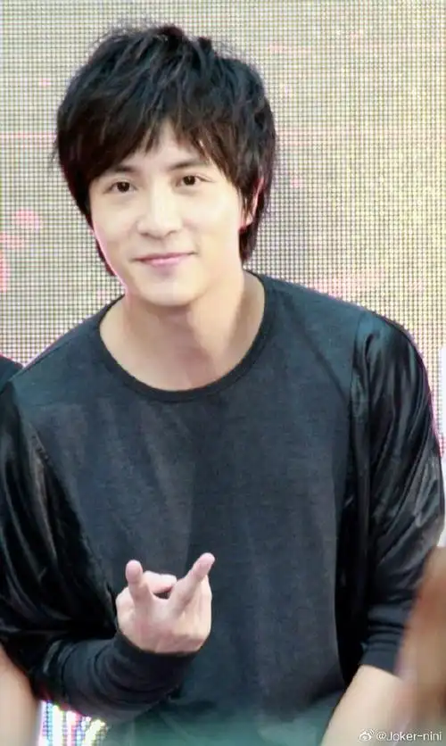 笑起来很甜很甜  一紧张脸全红 好害羞的样子以前的薛之谦私下熟人局