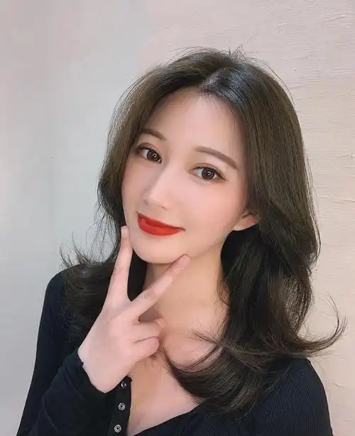 中长发也是秋冬季节比较适合的发型,好看时尚很修颜,搭配最近比较火的